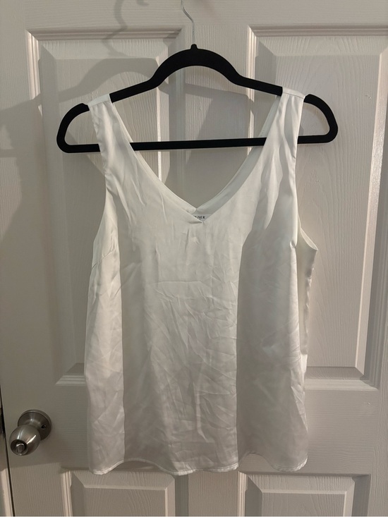 Tops - Women's White V-Neck Sleeveless Top